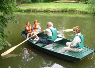  Paseo familiar junto al agua.